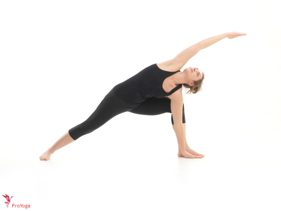 gedraaide zijwaartse hoek met strekking / parivrtta parsvakonasana