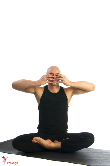 inwaartsgekeerde lotus / padmasana sanmukhi mudra